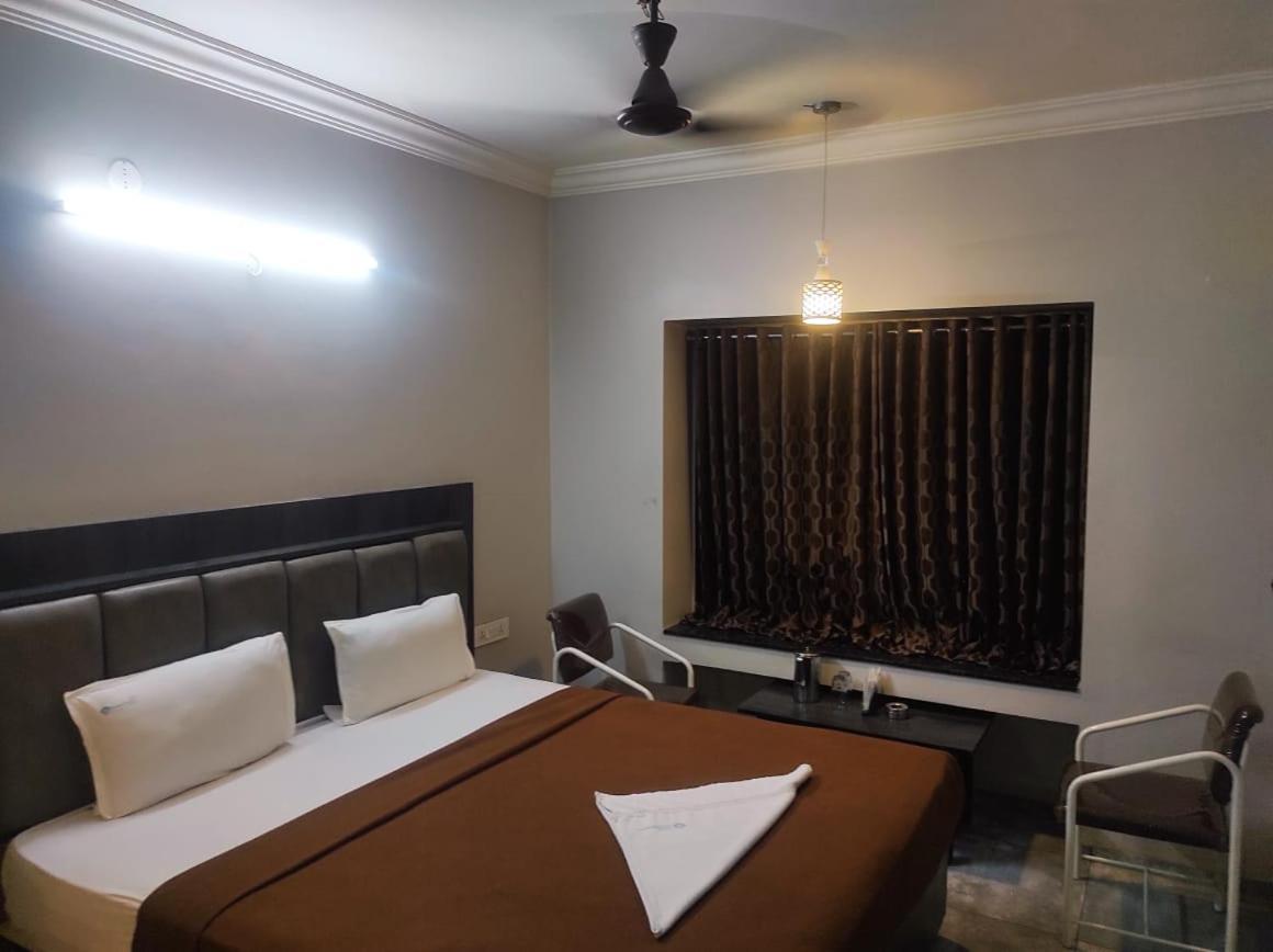 Hotel Vrindavan Deluxe Colhapur Exterior foto