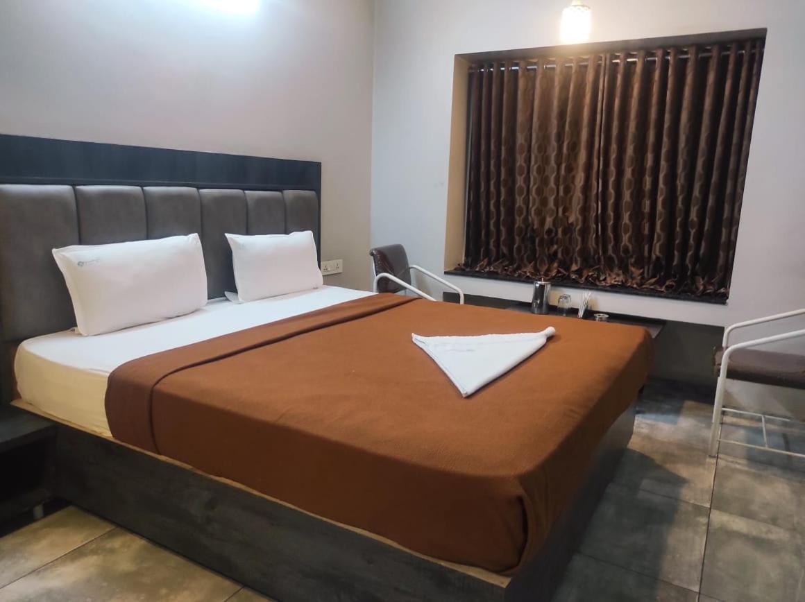 Hotel Vrindavan Deluxe Colhapur Exterior foto