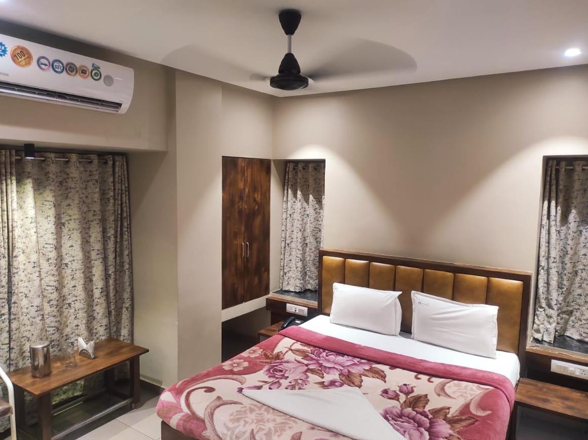 Hotel Vrindavan Deluxe Colhapur Exterior foto