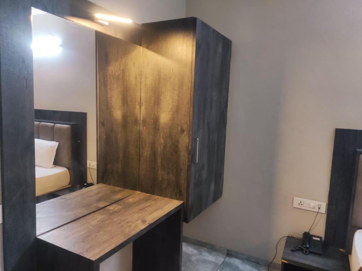Hotel Vrindavan Deluxe Colhapur Exterior foto