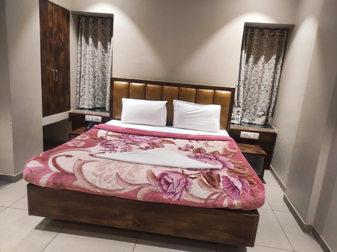 Hotel Vrindavan Deluxe Colhapur Exterior foto