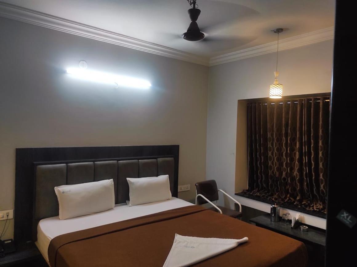 Hotel Vrindavan Deluxe Colhapur Exterior foto