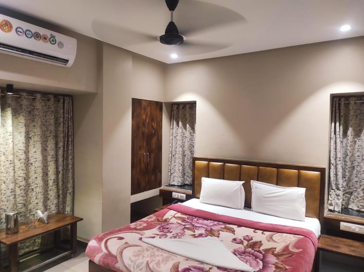 Hotel Vrindavan Deluxe Colhapur Exterior foto